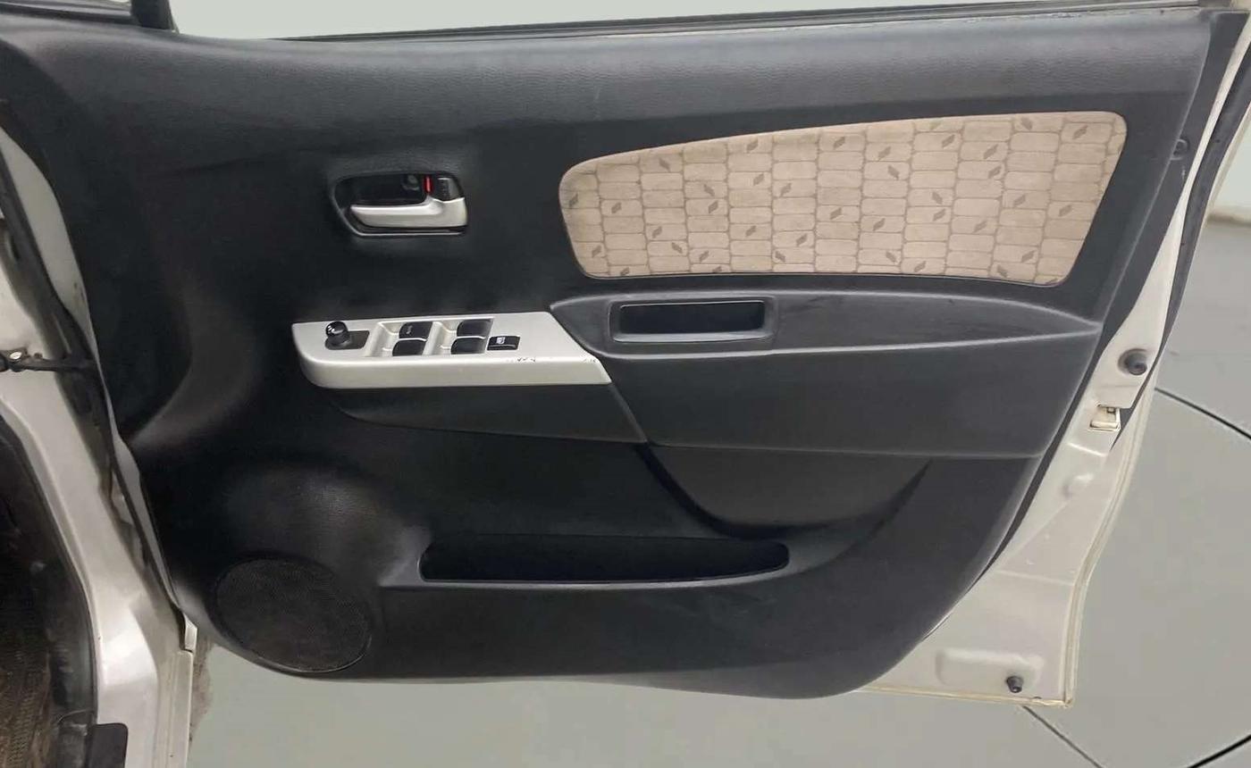 2016 Maruti Wagon R 1.0 VXI AMT, CNG, Automatic, 78,370 km, Driver Side Door Panels Control