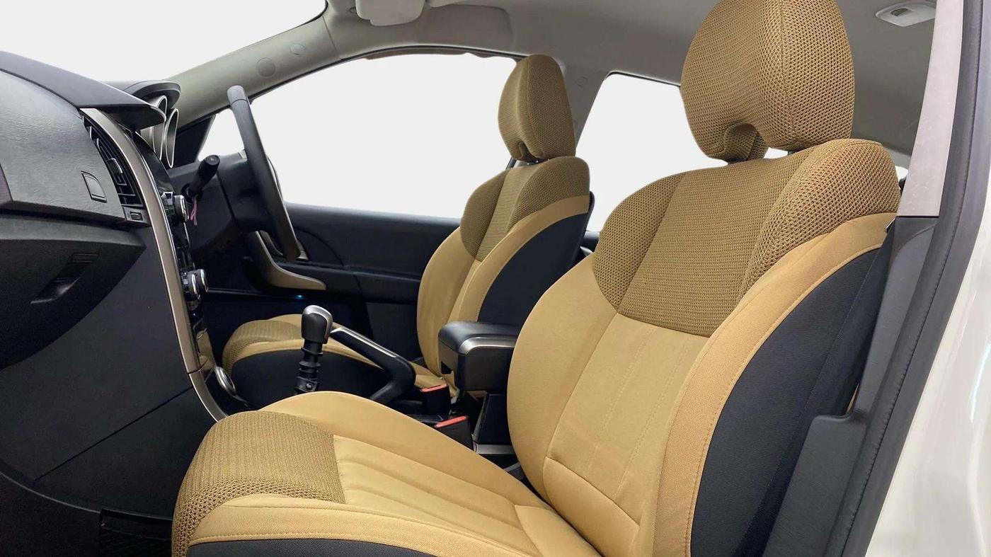2019 Mahindra XUV500 W7, Diesel, Manual, 88,643 km, Right Side Front Door Cabin