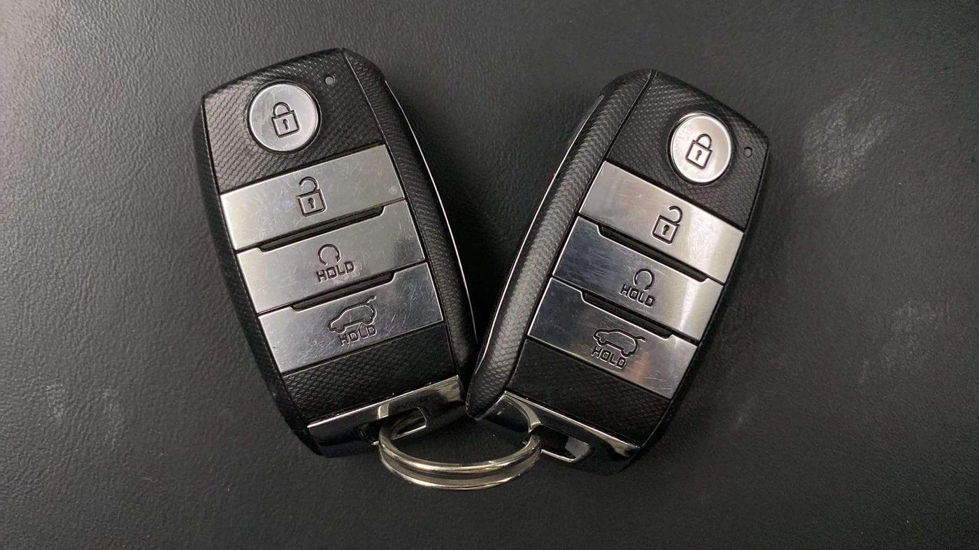 2023 KIA CARENS PRESTIGE PLUS 1.5 PETROL IMT 7 STR, Petrol, Manual, 14,703 km, Key Close Up