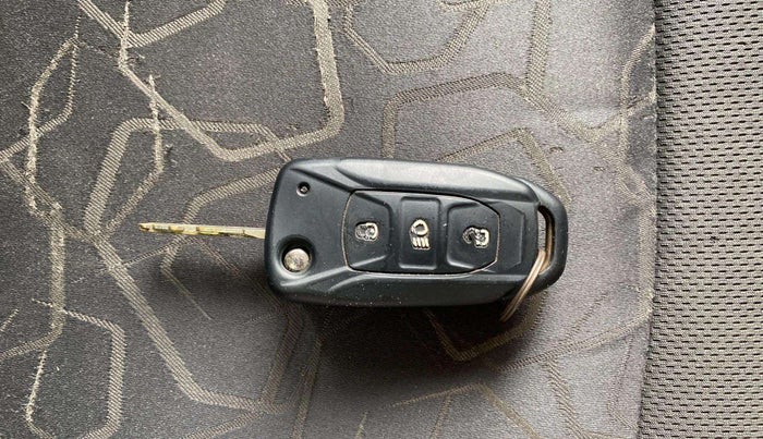 2016 Tata Tiago XT PETROL, Petrol, Manual, 63,811 km, Key Close Up