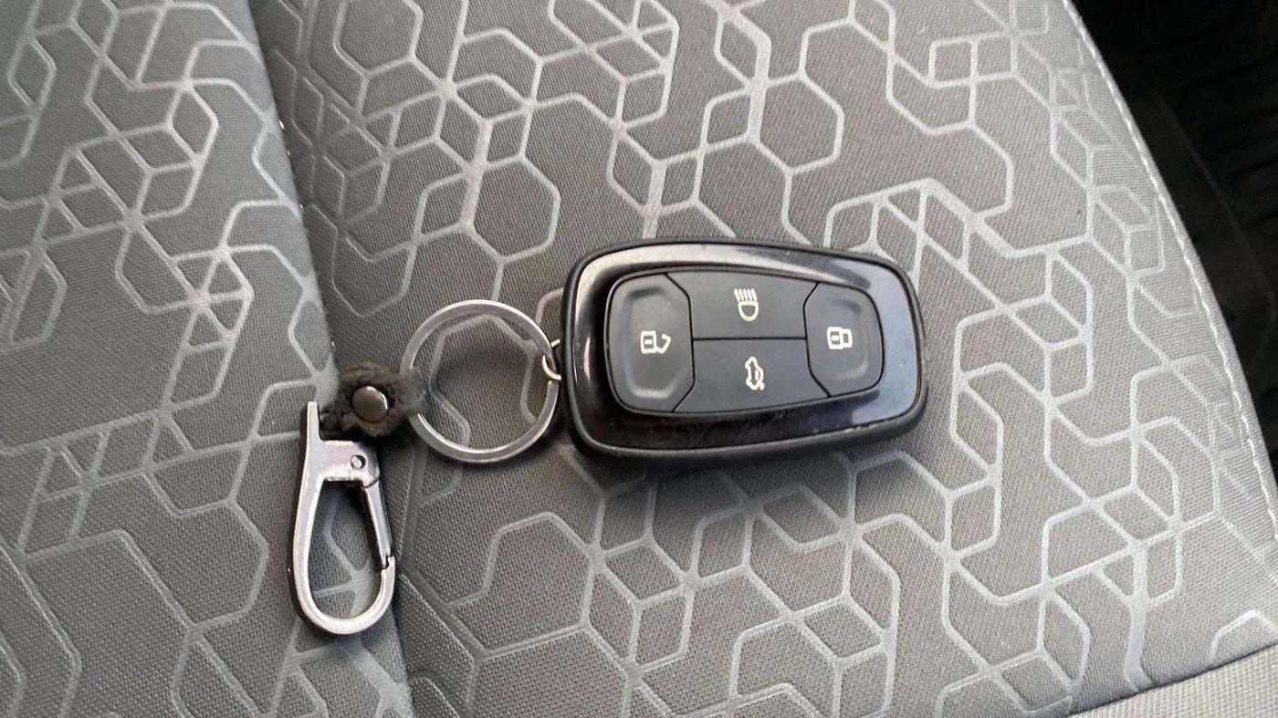 2020 Tata ALTROZ XZ PETROL, CNG, Manual, 27,240 km, Key Close Up