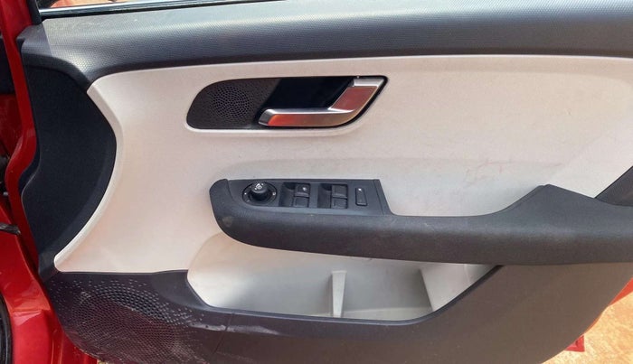 2022 Tata ALTROZ XZA, Petrol, Automatic, 9,080 km, Driver Side Door Panels Control