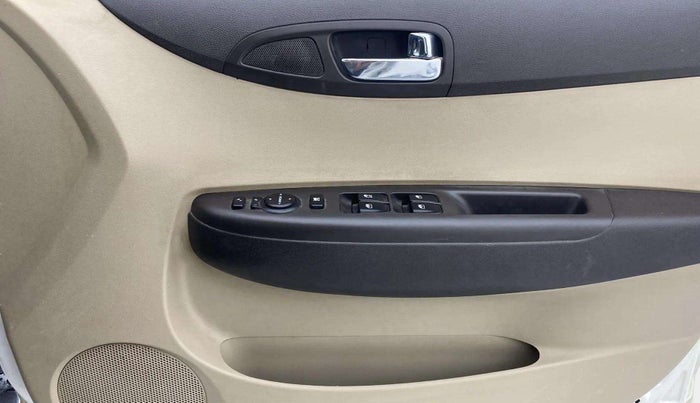 2014 Hyundai i20 MAGNA (O) 1.2, Petrol, Manual, 44,267 km, Driver Side Door Panels Control