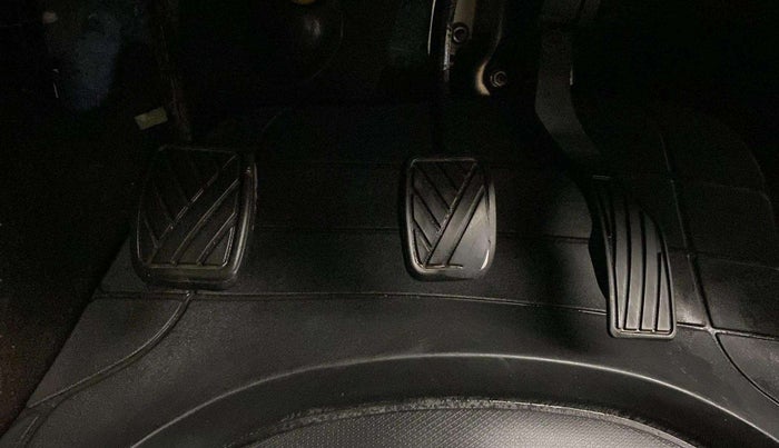 2016 Maruti Swift LXI (O), Petrol, Manual, 91,505 km, Pedals