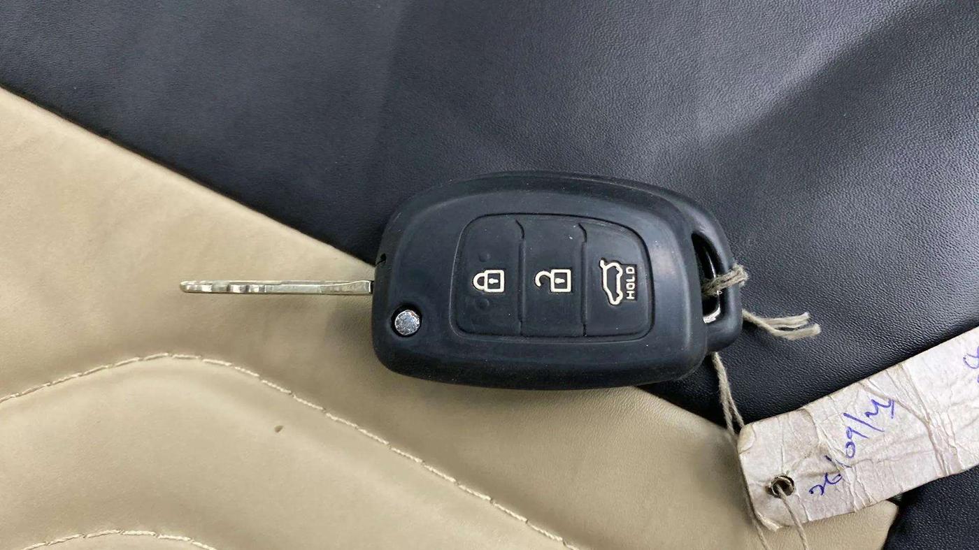 2017 Hyundai Xcent S 1.2, CNG, Manual, 1,26,480 km, Key Close Up