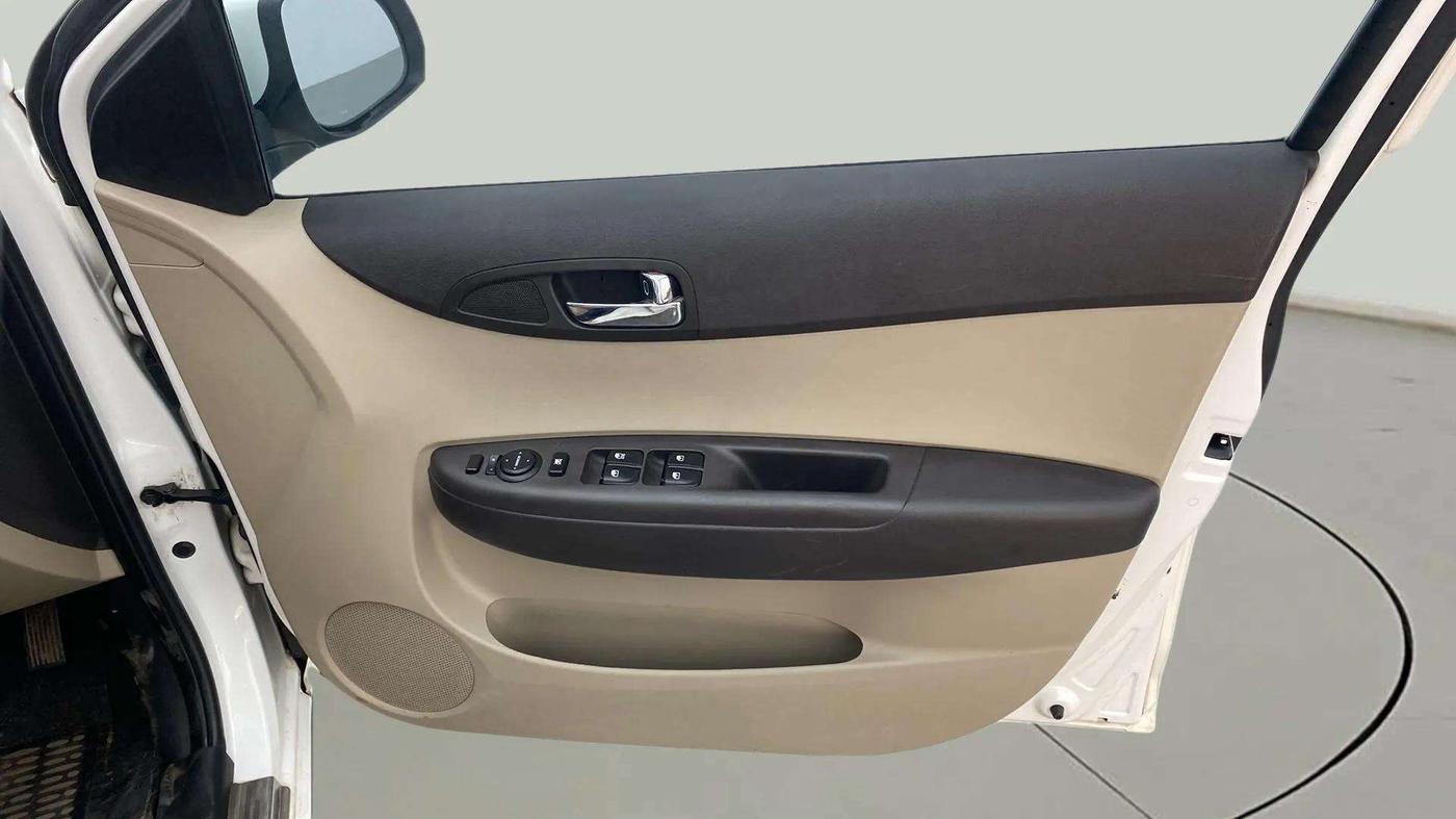 2013 Hyundai i20 SPORTZ 1.2, Petrol, Manual, 44,445 km, Driver Side Door Panels Control