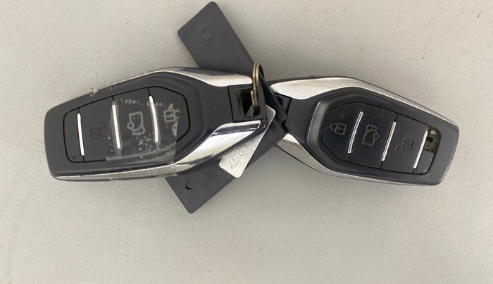 2018 Mahindra XUV500 W9 AT, Diesel, Automatic, 99,055 km, Key Close Up