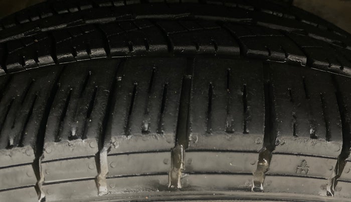 2018 Mahindra XUV500 W9 AT, Diesel, Automatic, 99,055 km, Right Front Tyre Tread