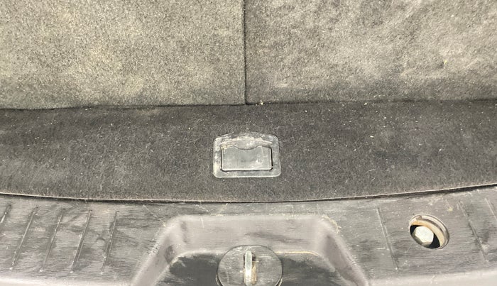 2018 Mahindra XUV500 W9 AT, Diesel, Automatic, 99,055 km, Boot Inside