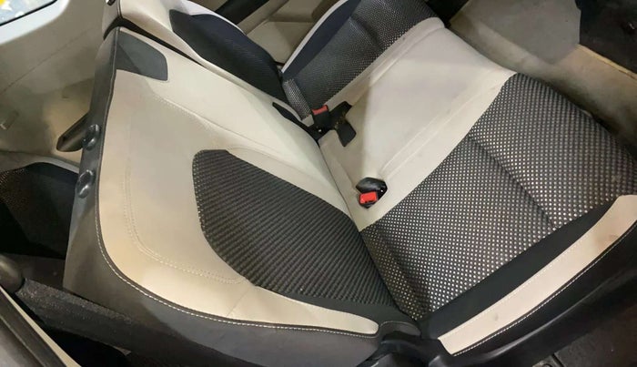 2020 Renault TRIBER RXZ, Petrol, Manual, 38,354 km, Second-row right seat - Headrest adjuster not working