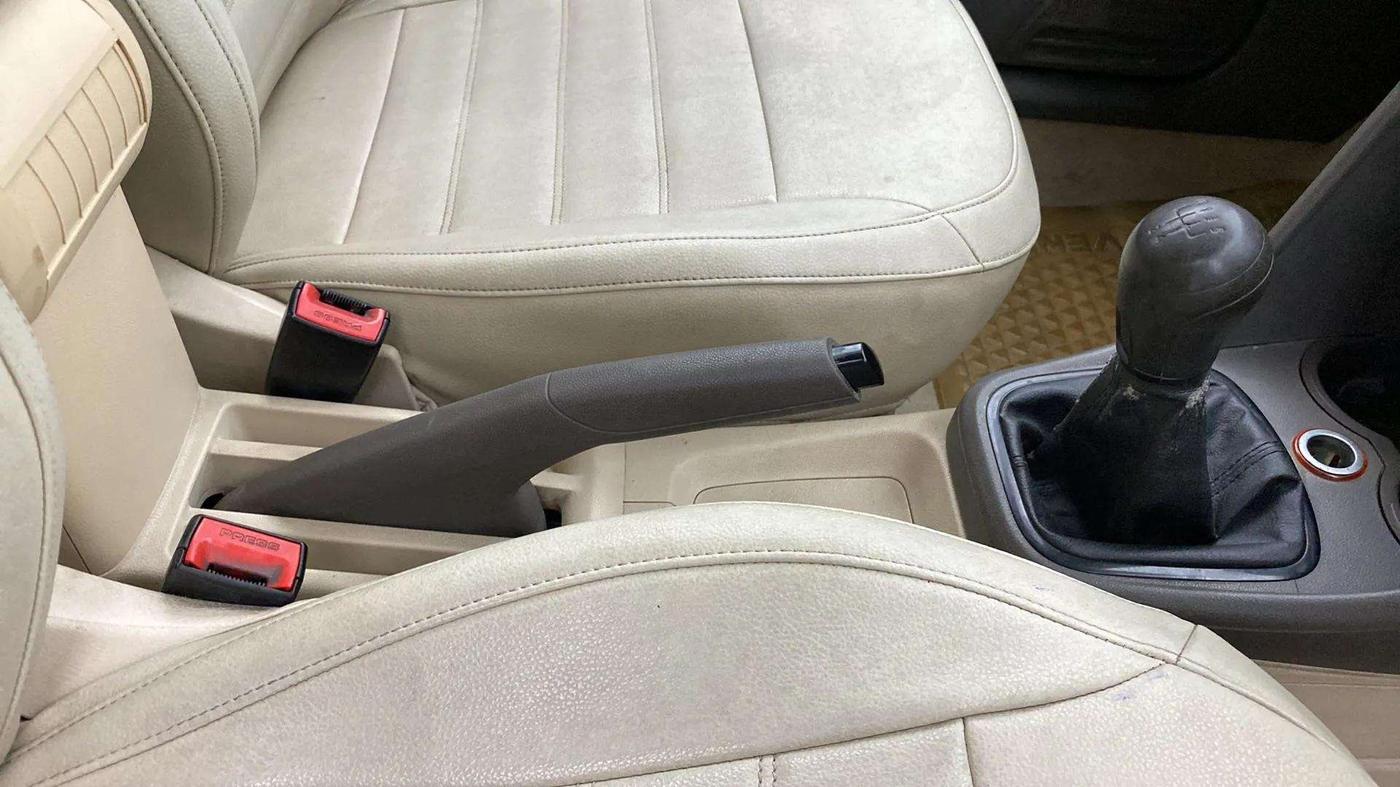 2013 Volkswagen Vento COMFORTLINE 1.6, Petrol, Manual, 93,817 km, Gear Lever