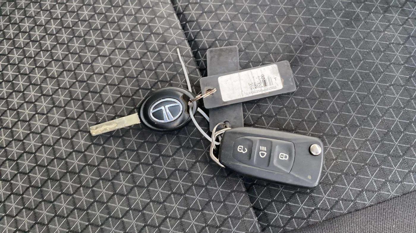 2021 Tata ALTROZ XM PLUS PETROL, Petrol, Manual, 18,813 km, Key Close Up
