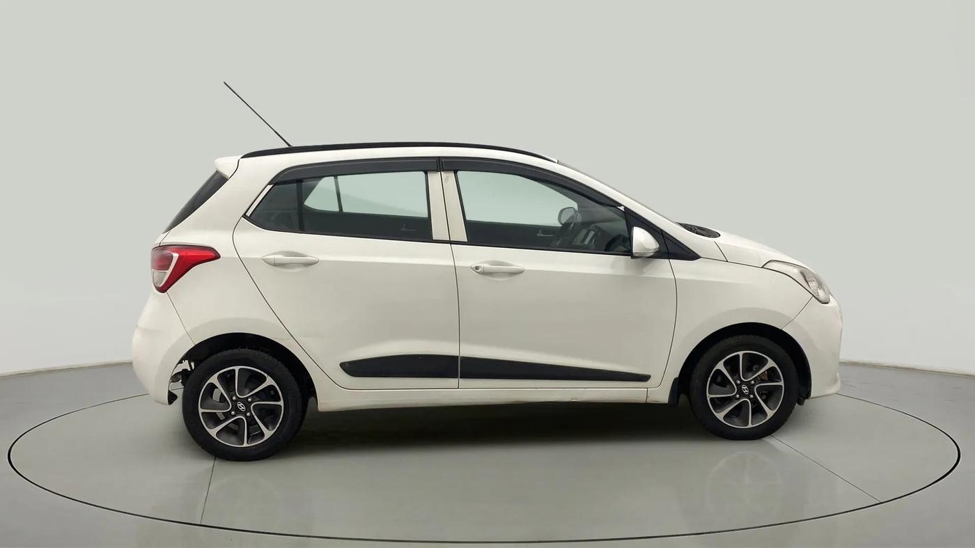 2017 Hyundai Grand i10 SPORTZ AT 1.2 KAPPA VTVT, Petrol, Automatic, 67,795 km, Right Side View
