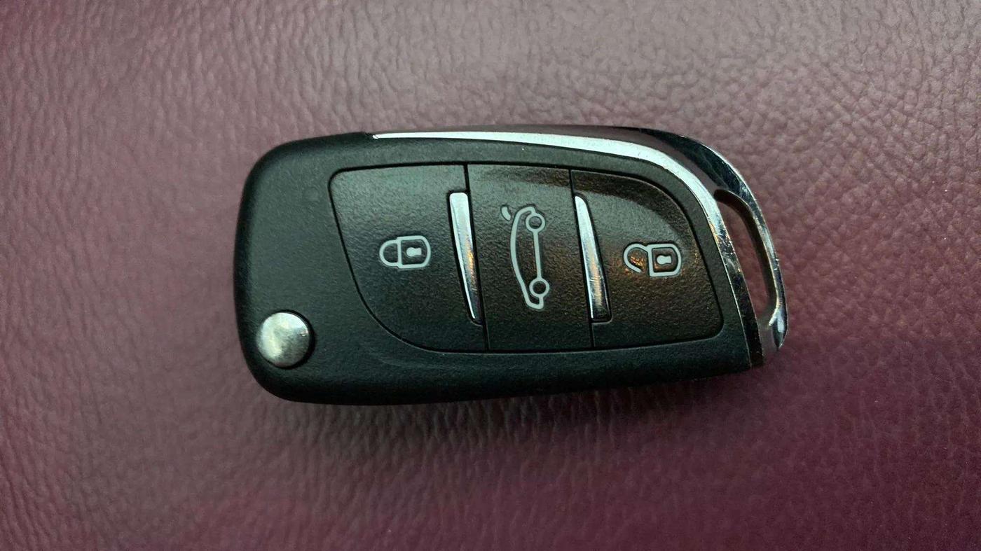 2021 Tata ALTROZ XE PETROL, Petrol, Manual, 25,090 km, Key Close Up