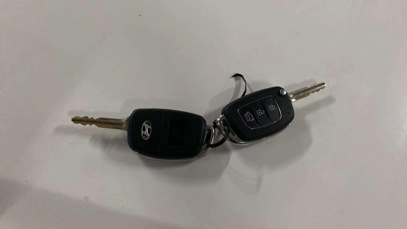 2017 Hyundai Creta E PLUS 1.6 PETROL, Petrol, Manual, 1,02,078 km, Key Close Up