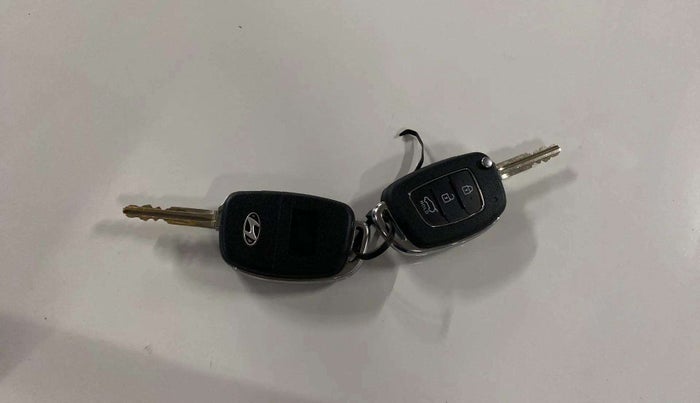 2017 Hyundai Creta E PLUS 1.6 PETROL, Petrol, Manual, 1,02,078 km, Key Close Up