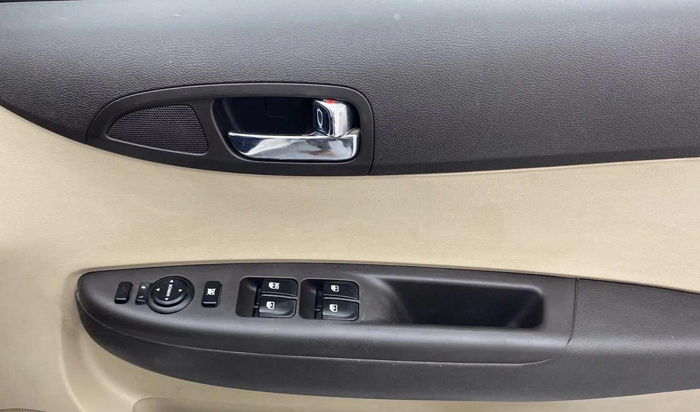 2014 Hyundai i20 SPORTZ 1.2, Petrol, Manual, 40,171 km, Driver Side Door Panels Control