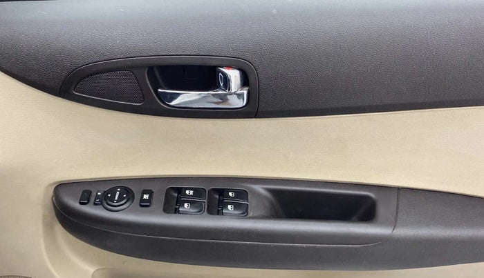 2014 Hyundai i20 SPORTZ 1.2, Petrol, Manual, 40,171 km, Driver Side Door Panels Control
