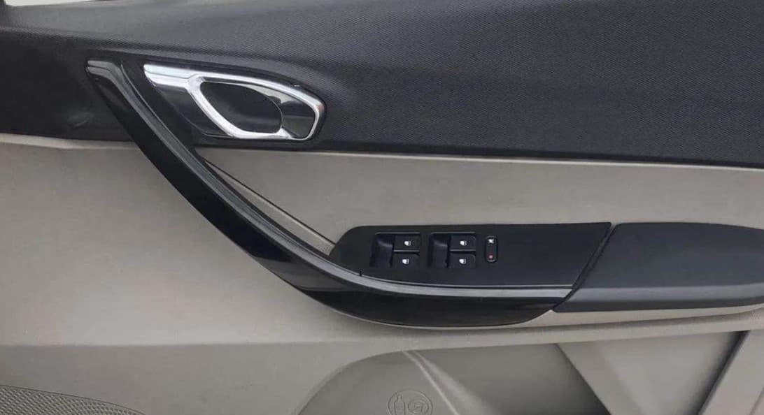 2017 Tata Tiago XZ PETROL, Petrol, Manual, 40,752 km, Driver Side Door Panels Control