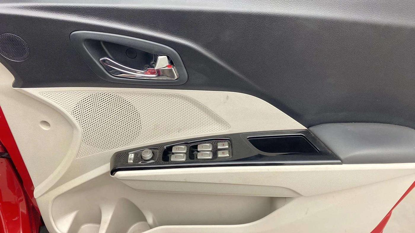 2023 Mahindra XUV300 W8 1.5 DIESEL, Diesel, Manual, 16,491 km, Driver Side Door Panels Control