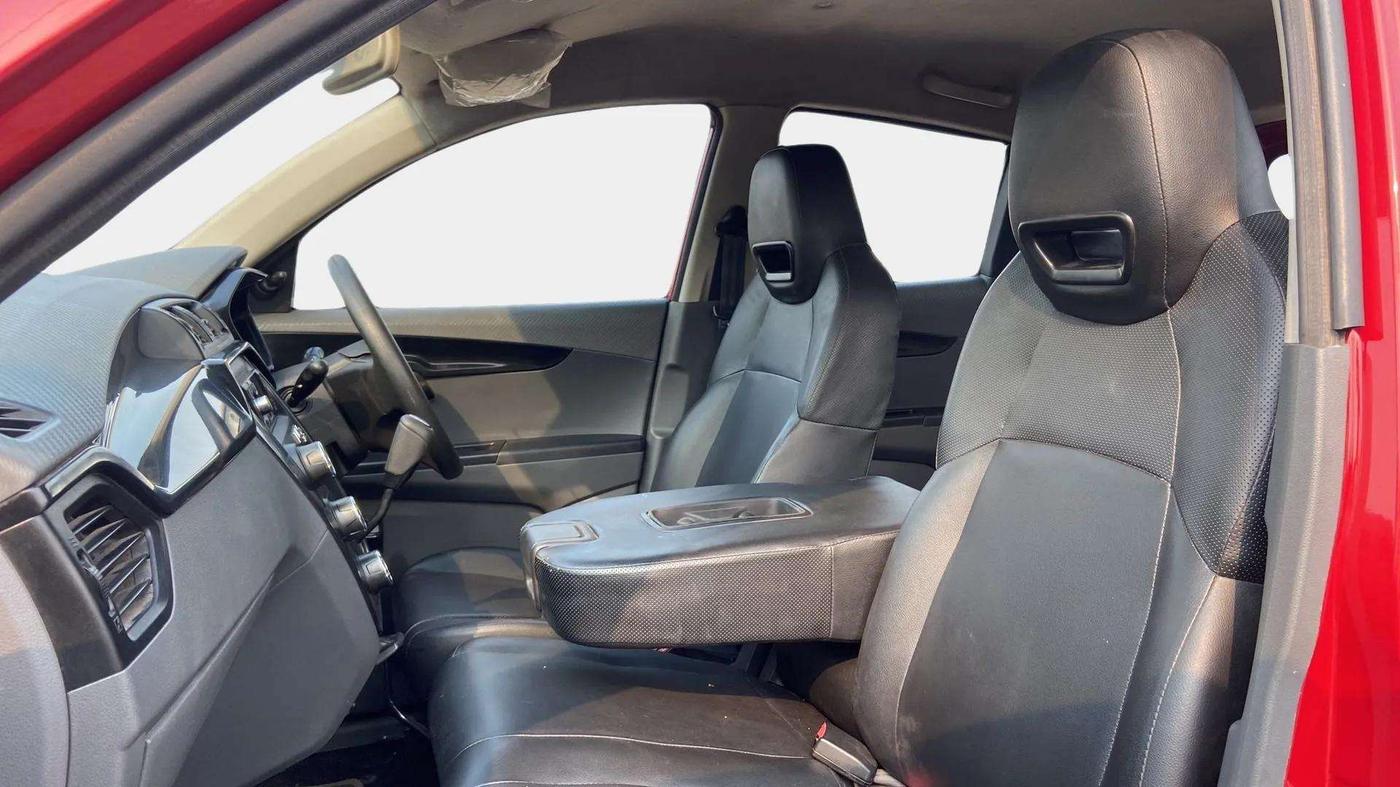 2018 Mahindra KUV 100 NXT K2 P 6 STR, Petrol, Manual, 38,846 km, Right Side Front Door Cabin
