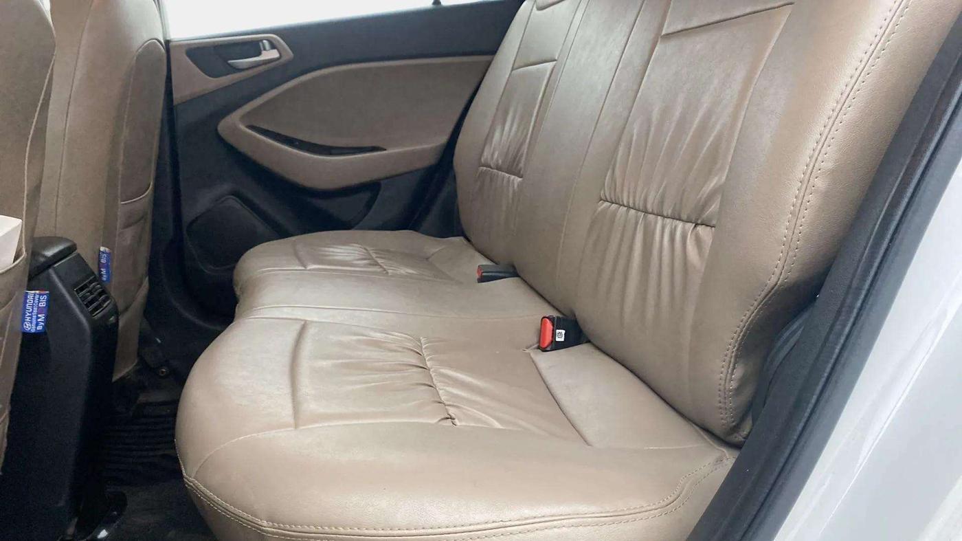 2019 Hyundai Elite i20 MAGNA PLUS 1.2, Petrol, Manual, 20,757 km, Right Side Rear Door Cabin
