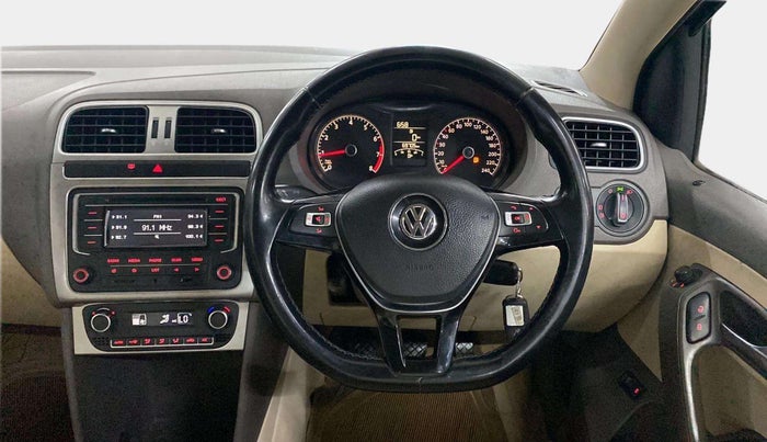 2015 Volkswagen Vento HIGHLINE 1.6 MPI, Petrol, Manual, 69,879 km, Steering Wheel Close Up