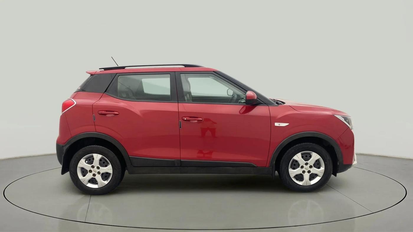 2019 Mahindra XUV300 W6 1.2 PETROL, Petrol, Manual, 34,355 km, Right Side View