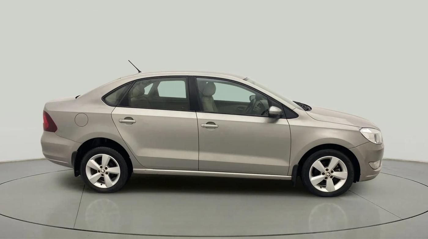 2015 Skoda Rapid AMBITION 1.6 MPI MT, Petrol, Manual, 50,713 km, Right Side View
