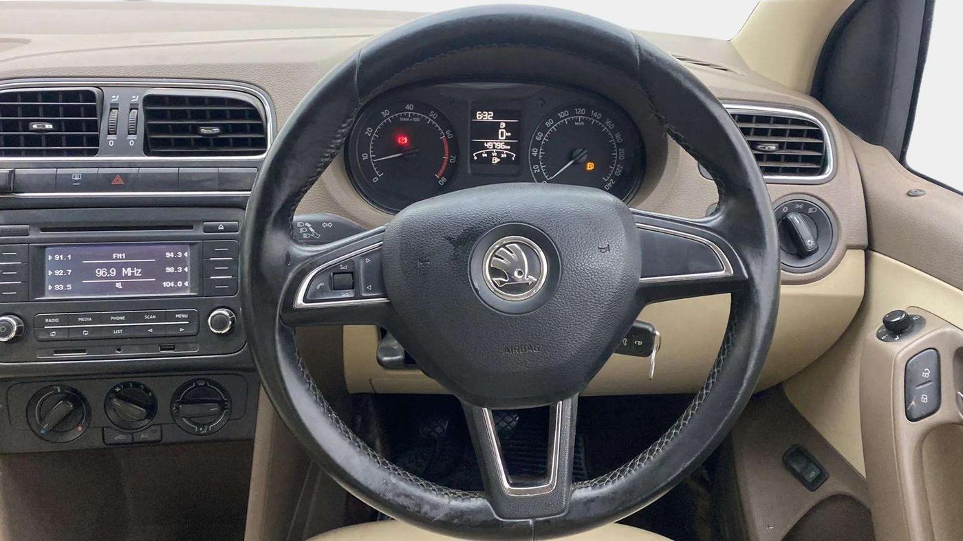 2015 Skoda Rapid AMBITION 1.6 MPI MT, Petrol, Manual, 50,713 km, Steering Wheel Close Up