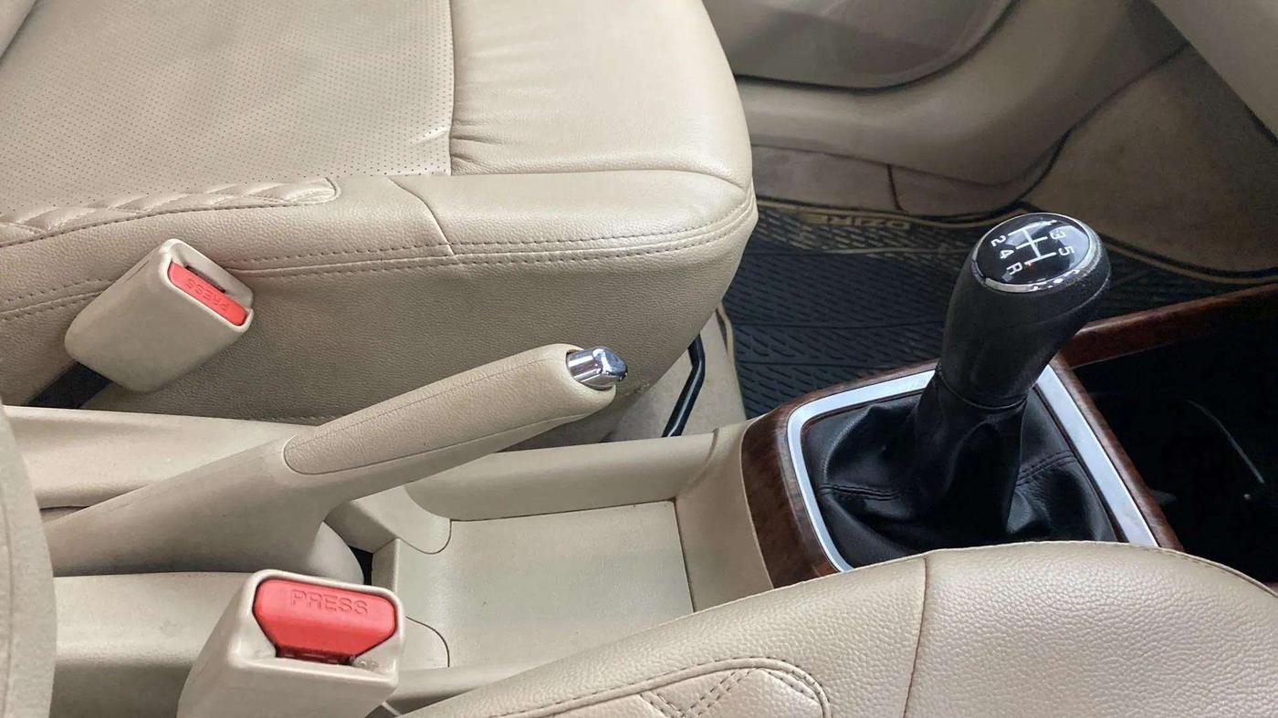 2018 Maruti Dzire VXI, Petrol, Manual, 74,904 km, Gear Lever