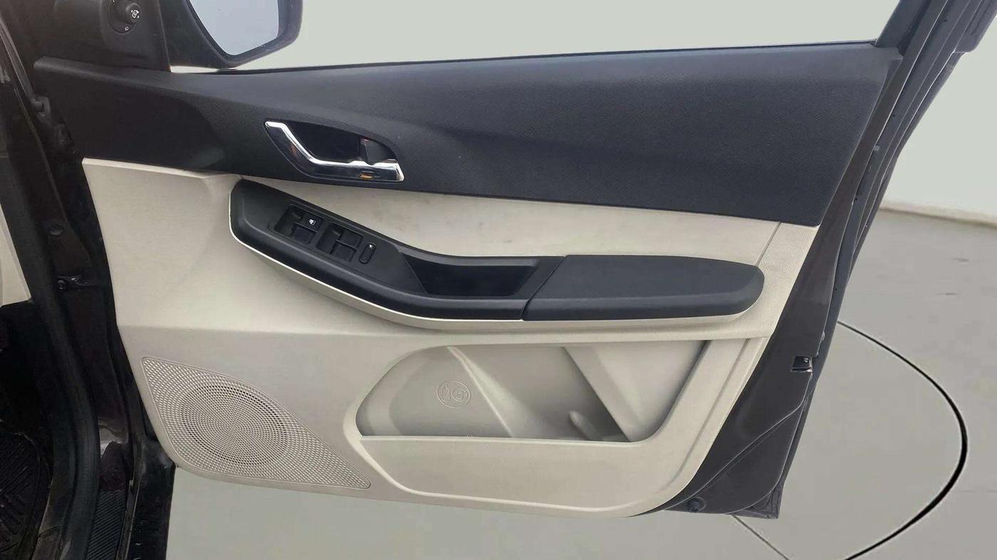 2022 Tata Tiago XZ PLUS CNG, CNG, Manual, 26,942 km, Driver Side Door Panels Control