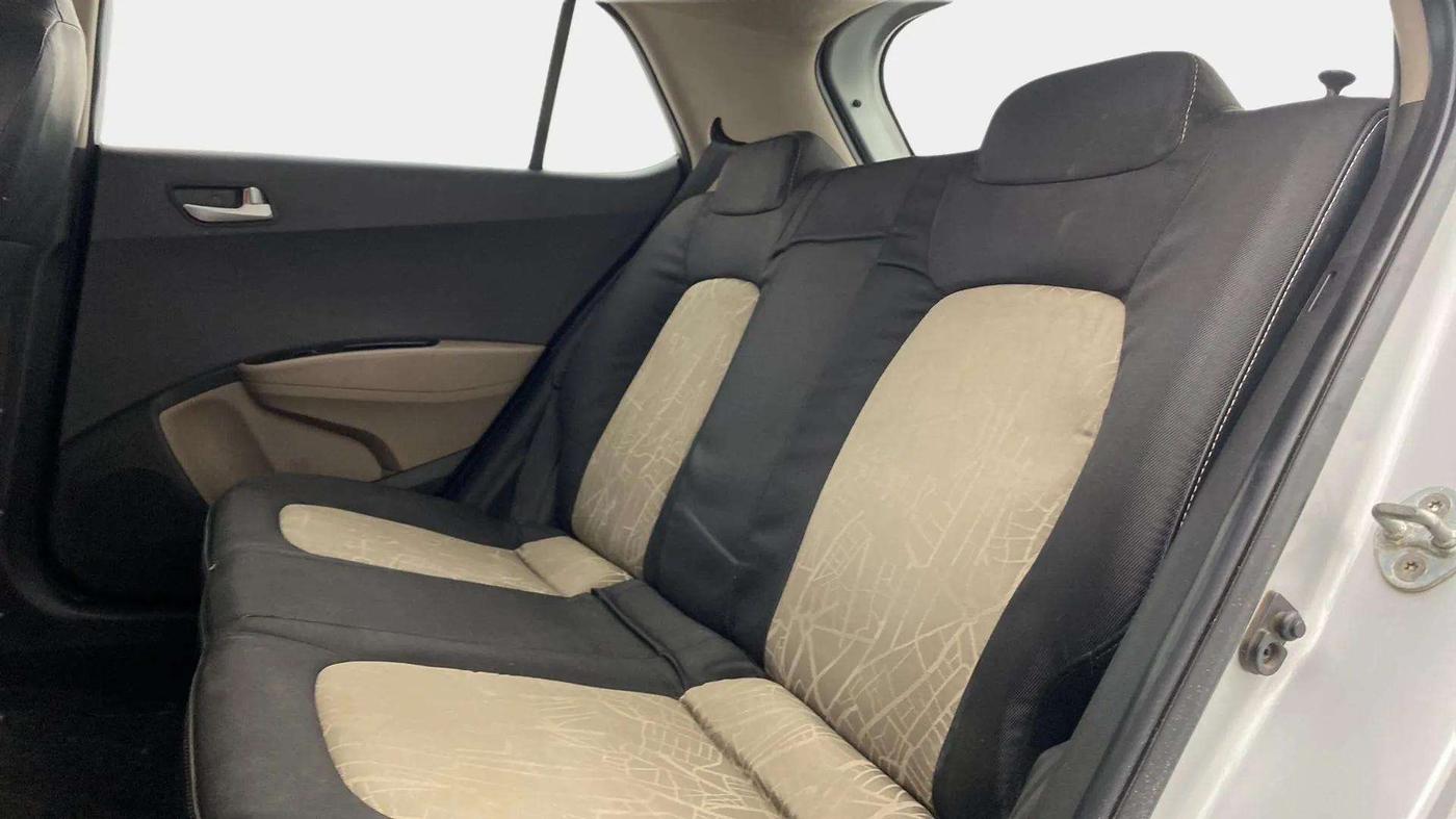 2017 Hyundai Grand i10 SPORTZ (O) 1.2 KAPPA VTVT, Petrol, Manual, 1,17,659 km, Right Side Rear Door Cabin