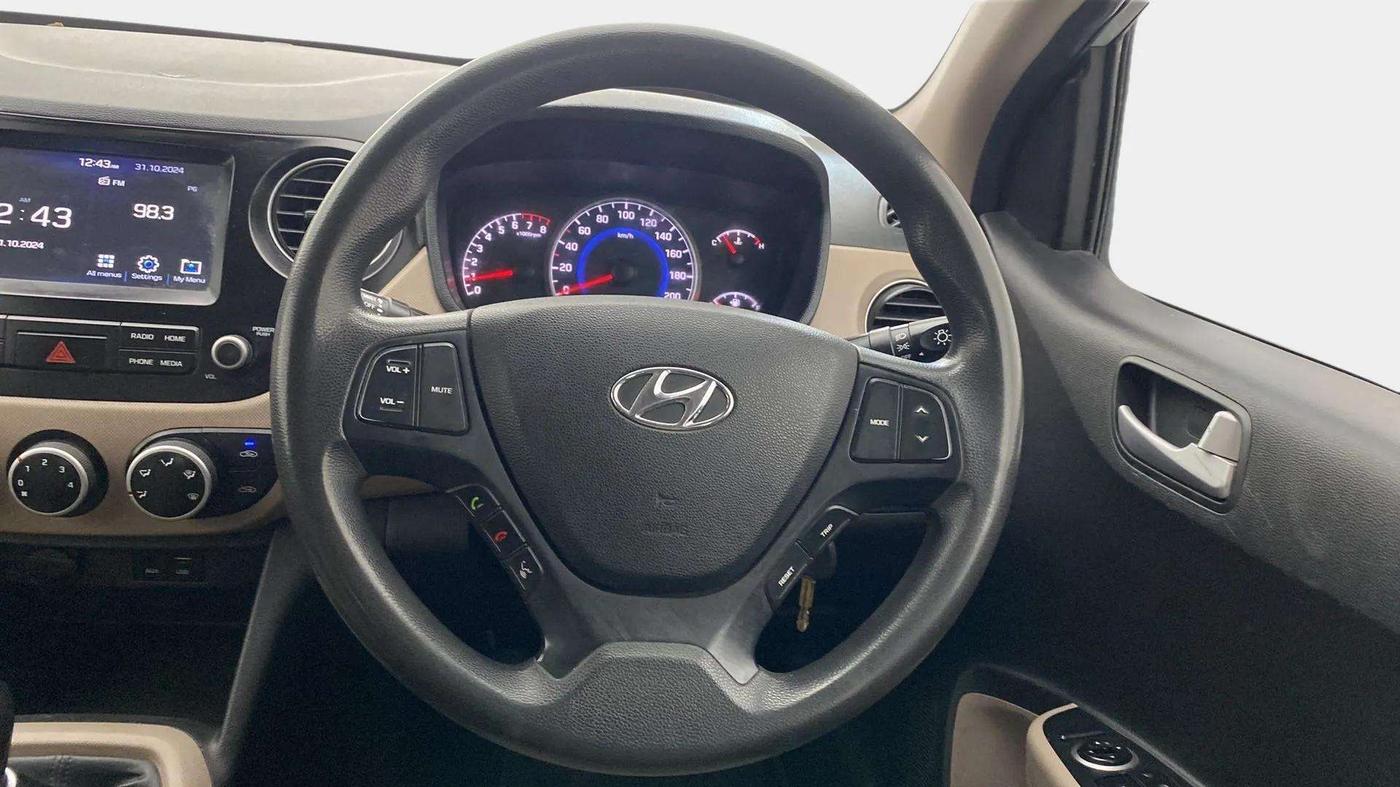 2017 Hyundai Grand i10 SPORTZ (O) 1.2 KAPPA VTVT, Petrol, Manual, 1,17,659 km, Steering Wheel Close Up
