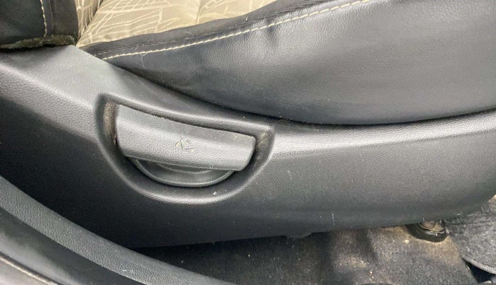 2017 Hyundai Grand i10 SPORTZ (O) 1.2 KAPPA VTVT, Petrol, Manual, 1,17,659 km, Driver Side Adjustment Panel