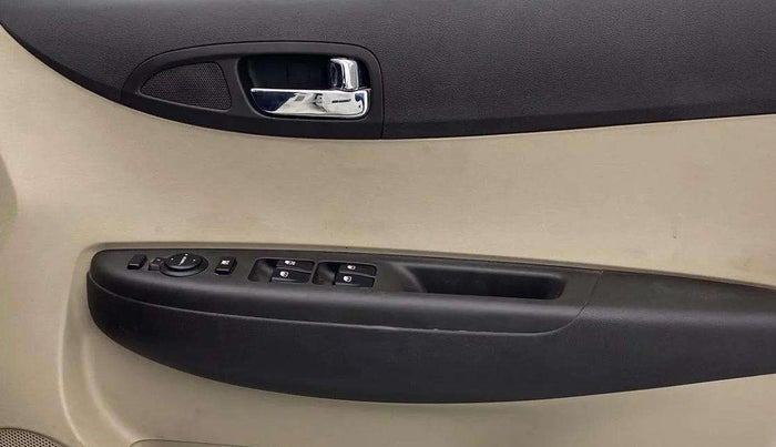 2014 Hyundai i20 SPORTZ 1.2, Petrol, Manual, 67,841 km, Driver Side Door Panels Control