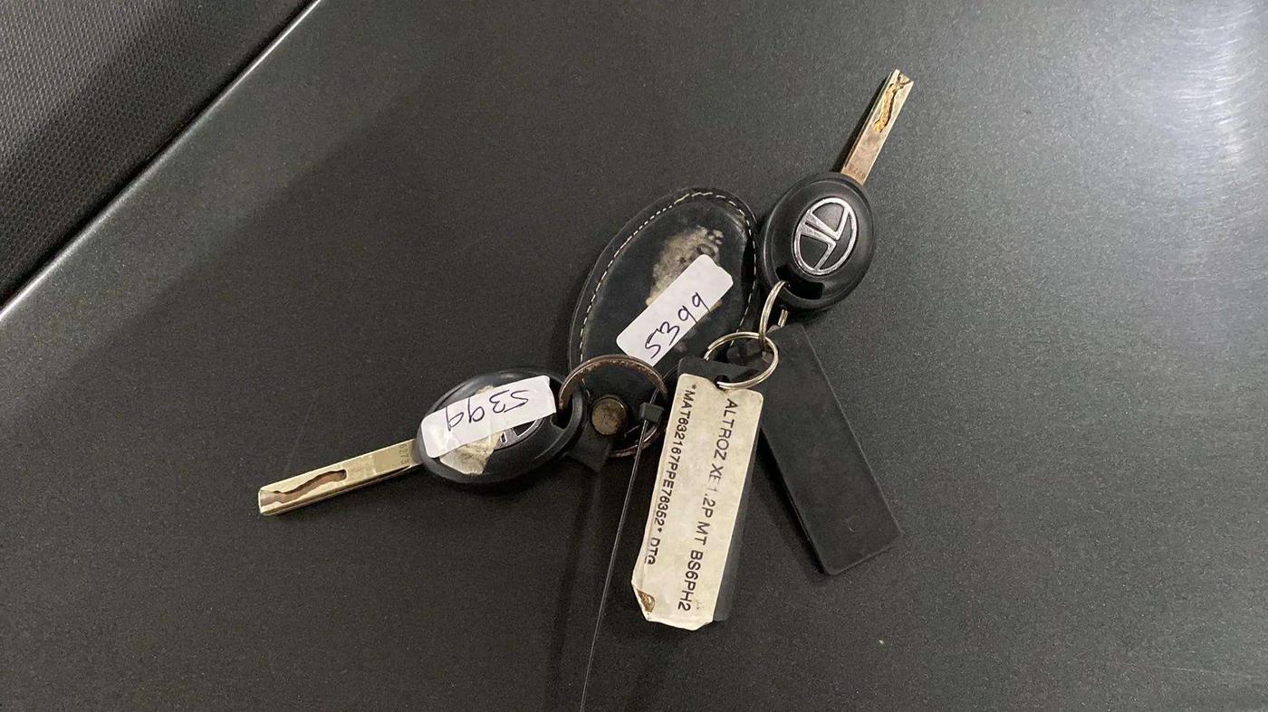 2023 Tata ALTROZ XE PETROL, Petrol, Manual, 4,179 km, Key Close Up