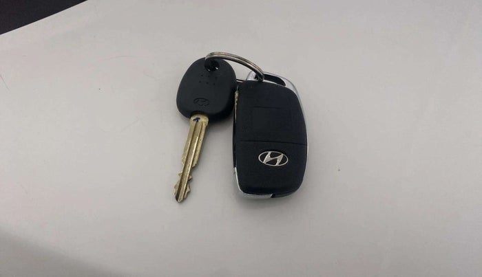 2016 Hyundai Xcent S 1.2, CNG, Manual, 77,217 km, Key Close Up