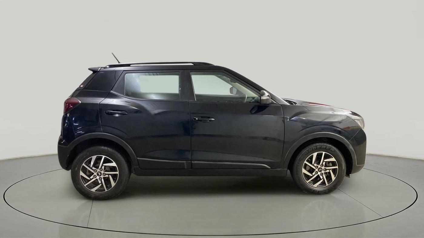 2022 Mahindra XUV300 W8(O) TURBO GDI, Petrol, Manual, 29,093 km, Right Side View