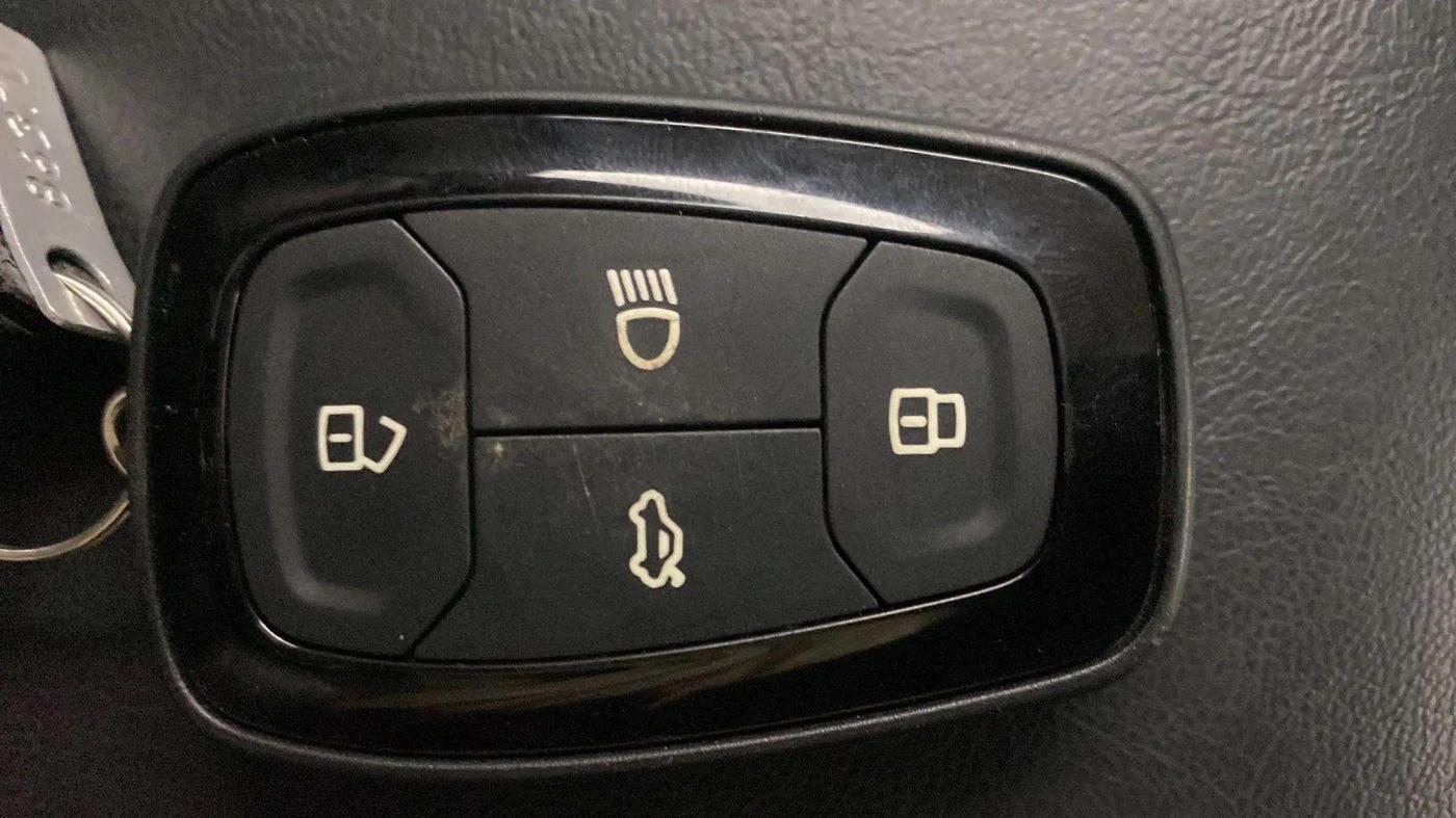 2020 Tata NEXON XZ PLUS (O) PETROL DUAL TONE, Petrol, Manual, 54,968 km, Key Close Up