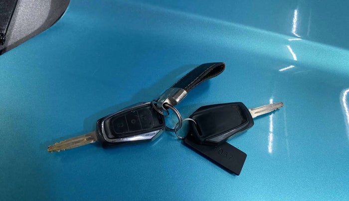 2016 Mahindra Kuv100 K6 PLUS 5 STR, Petrol, Manual, 63,788 km, Key Close Up
