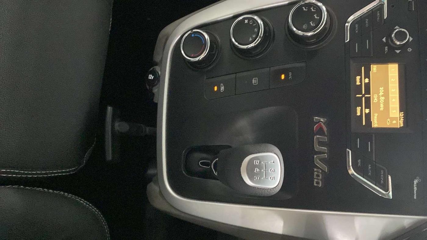 2016 Mahindra Kuv100 K6 PLUS 5 STR, Petrol, Manual, 63,788 km, Gear Lever