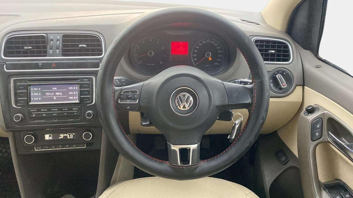 2013 Volkswagen Vento HIGHLINE 1.6 MPI, Petrol, Manual, 92,149 km, Steering Wheel Close Up