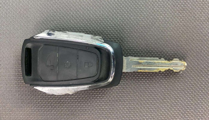 2016 Mahindra Kuv100 K8 D 6 STR, Diesel, Manual, 64,049 km, Key Close Up