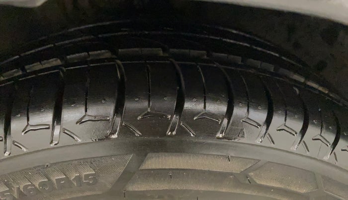 2013 Volkswagen Vento HIGHLINE 1.6 MPI, Petrol, Manual, 1,25,169 km, Right Front Tyre Tread