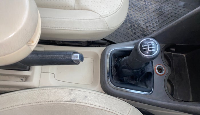 2013 Volkswagen Vento HIGHLINE 1.6 MPI, Petrol, Manual, 1,25,169 km, Gear Lever