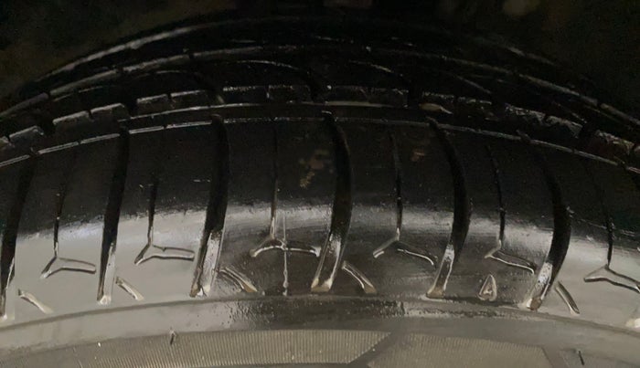 2013 Volkswagen Vento HIGHLINE 1.6 MPI, Petrol, Manual, 1,25,169 km, Left Front Tyre Tread