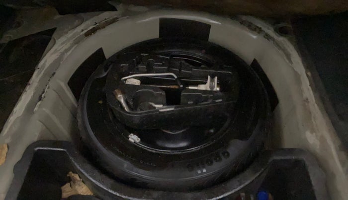 2013 Volkswagen Vento HIGHLINE 1.6 MPI, Petrol, Manual, 1,25,169 km, Spare Tyre