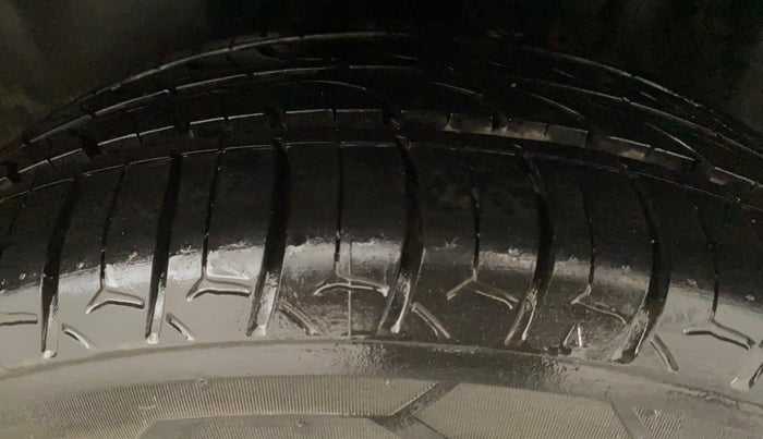 2013 Volkswagen Vento HIGHLINE 1.6 MPI, Petrol, Manual, 1,25,169 km, Left Rear Tyre Tread