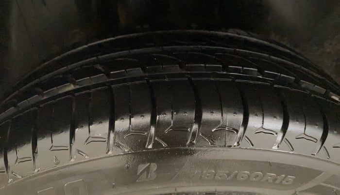 2013 Volkswagen Vento HIGHLINE 1.6 MPI, Petrol, Manual, 1,25,169 km, Right Rear Tyre Tread